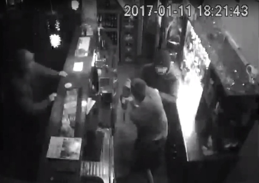 Szarpanina w opolskim barze. 65-latek zaatakował barmana nożem