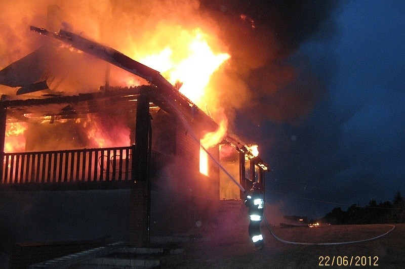 Dom płonął jak pochodnia. Strażacy gasili ogień do białego rana [FOTO]