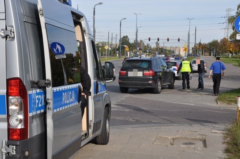 Wypadek w Łodzi. Wjechał policjantom w tył [zdjęcia]