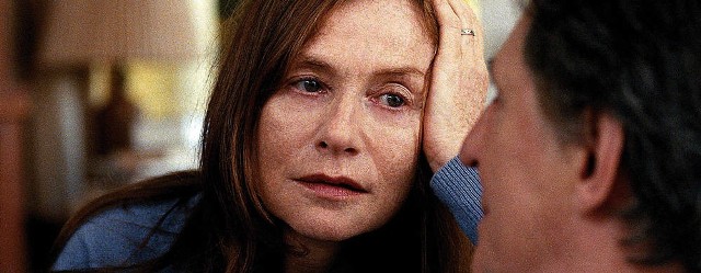 Isabelle (Isabelle Huppert), znakomita fotografka wojenna, ginie w wypadku, zostawiając męża Gene’a (Gabriel Byrne) i osierocając dwóch synów