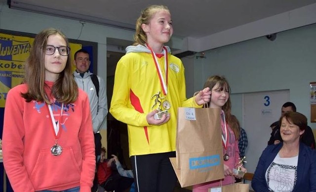 Anna Kawecka (w środku) zdobyła złoty medal dla buskiego Słoneczka w przełajowych mistrzostwach województwa świętokrzyskiego.