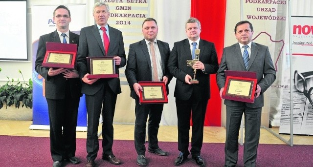 Nagrodzeni włodarze z naszego regionu: Wiesław Ordon, burmistrz Nowej Dęby (drugi z lewej), starosta Krzysztof Pitra (w środku), Norbert Mastalerz, prezydent Tarnobrzega (drugi z prawej).