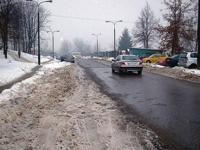 Tak wyglądało wczoraj pobocze dojazdowej ul. 106. DP AK. Z prawej zaśnieżony parking. Fot. Zbigniew Wojtiuk