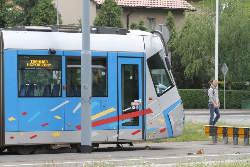 Wrocław: Wypadek na Hubskiej. Tramwaj linii 31 zderzył się z toyotą (ZDJĘCIA)
