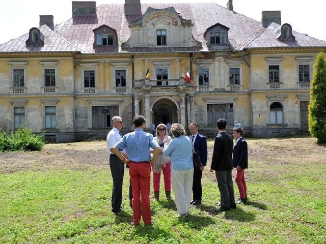 Członkowie rodziny Druckich &#8211; Lubeckich wraz z przedstawicielami gminy Bałtów, przed pałacem.