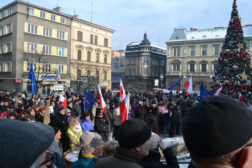 Manifestacja KOD w Bielsku-Białej. Mróz, demokracja, narodowcy i... poseł Pięta [ZDJĘCIA]