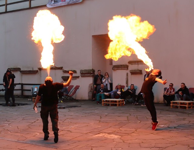 W sobotę, 4 września w ramach Fosy Fest na Zamku w Szydłowcu wystąpiła radomska grupa Awaria, prezentująca pokaz kuglarstwa ogniowego. Artyści dali niesamowite show.Zobaczcie poniżej filmik oraz pozostałe zdjęcia.&lt;script async defer class=&quot;XlinkEmbedScript&quot;  data-width=&quot;1280&quot; data-height=&quot;720&quot; data-url=&quot;//get.x-link.pl/6089e2fe-a0b3-83f9-5985-ad517412b96d,299f107d-6fb3-5cf5-8b28-2b78d3628dd4,embed.html&quot; type=&quot;application/javascript&quot; src=&quot;//prodxnews1blob.blob.core.windows.net/cdn/js/xlink-i.js?v1&quot; &gt;&lt;/script&gt;Przesuń w prawo.