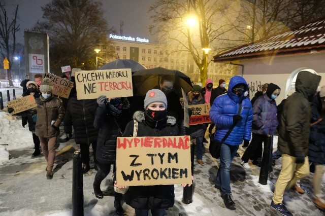 Protest przeciw zaostrzeniu prawa aborcyjnego w GliwicachZobacz kolejne zdjęcia. Przesuwaj zdjęcia w prawo - naciśnij strzałkę lub przycisk NASTĘPNE