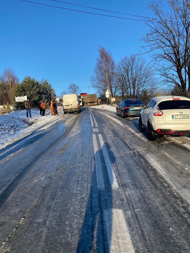 Droga Trzebinia - Olkusz. Pogoda poprawiła się, wszystko stoi. Tiry nie radzą sobie