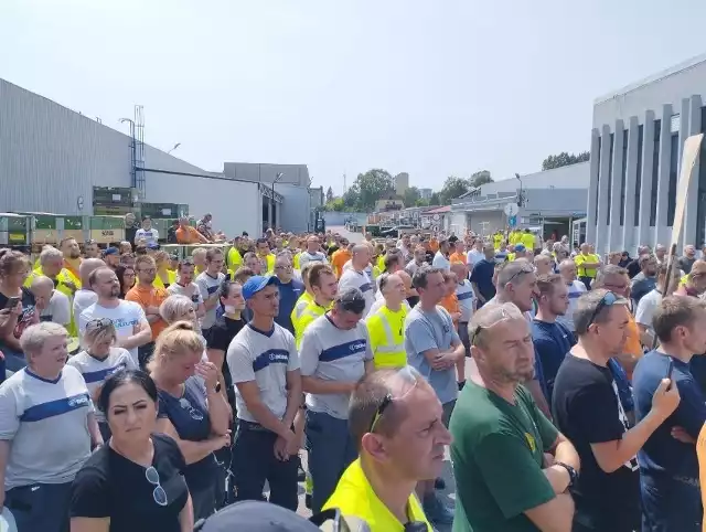 Pracownicy słupskiej Scanii wyszli protestować. „Z garścią miedziaków puścić się nie damy”