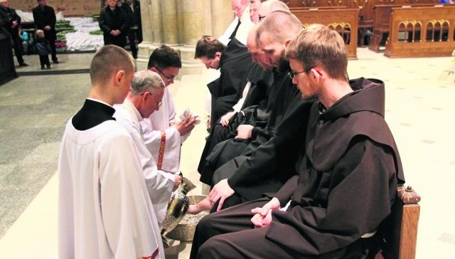 Podczas mszy o godz. 18 abp Marek Jędraszewski obmyje stopy 12 mężczyznom - jak to zrobił Jezus apostołom.