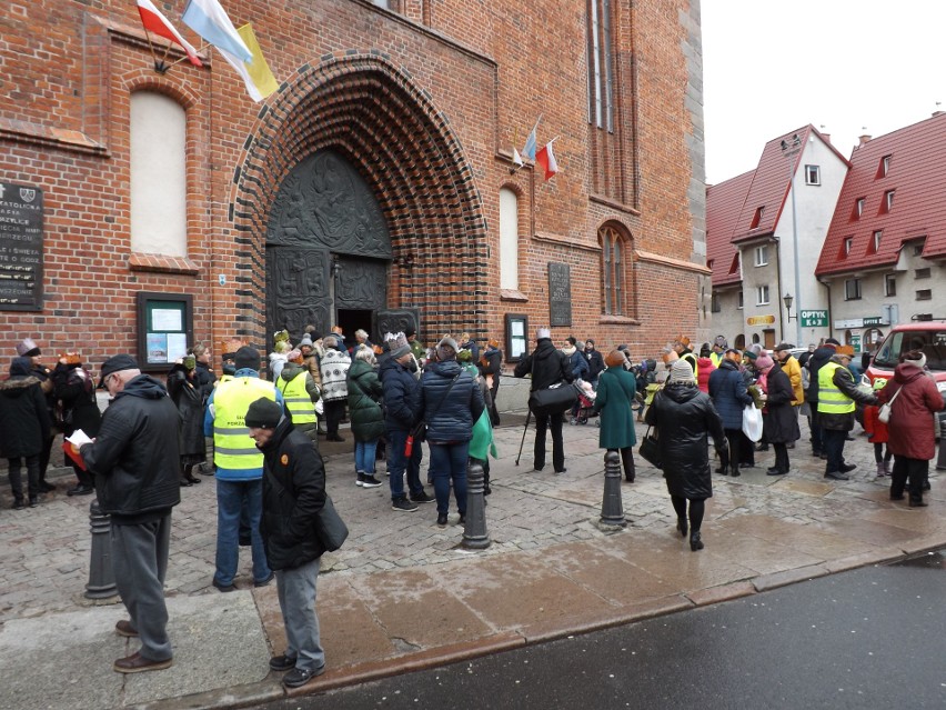 Pierwszy Orszak Trzech Króli w Kołobrzegu. Wyruszył po mszy odprawionej w bazylice [ZDJĘCIA] 