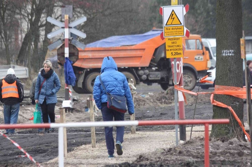 Chaos komunikacyjny w Chruszczobrodzie. A ty sobie idź, człowieku, pod pociąg... [ZDJĘCIA]