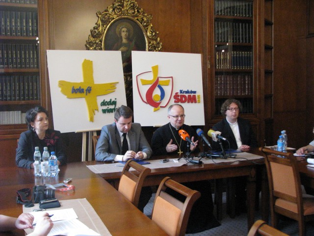 Od lewej: Joanna Brylak, prezydent Opola Arkadiusz Wiśniewski, bp Andrzej Czaja, ks. Łukasz Knieć.