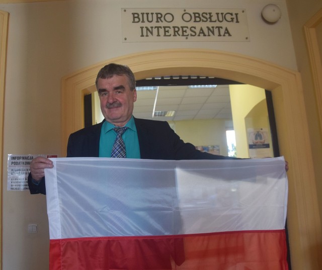 Prezydent Kielc Wojciech Lubawski z biało-czerwoną flagą, których w czwartek trzy tysiące przygotowano do rozdania mieszkańcom. W piątek kielczanie po flagi niemal się rzucili - zostało ich mniej niż 500.