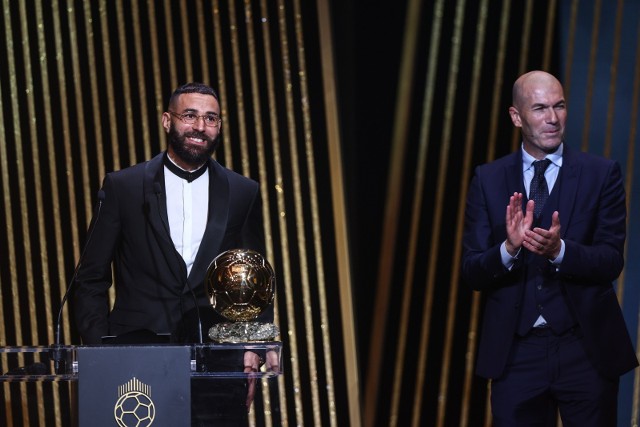 Karim Benzema - laureat Złotej Piłki 2022 nagradzany brawami przez zwycięzcę Złotej Piłki 1998, Zinedine'a Zidane'a