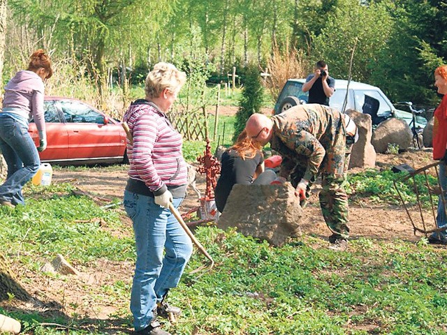 Porządkowanie lapidarium w Żeleźnie zajmie jeszcze trochę czasu. Wszyscy chętni mogą pomóc. 