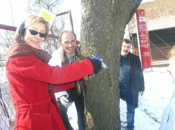 Na zdjęciu (od lewej): Elżbieta Grabińska-Gólcz,  kierownik działu administracji WSHE,  Włodzimierz Pszczoliński z firmy "Mefisto" i  Andrzej Sadlak, konserwator WSHE.