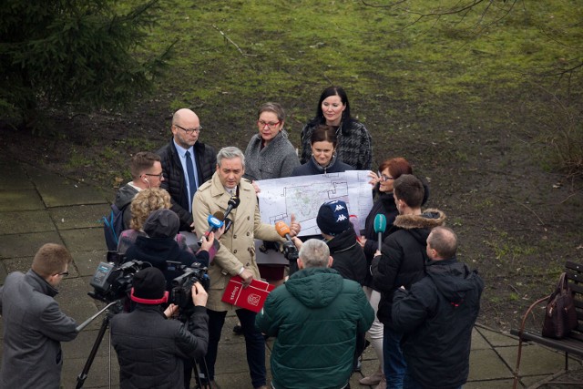 Poniedziałkowa konferencja prasowa prezydenta Roberta Biedronia.