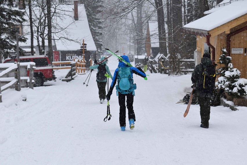 Tatry. Ludzie nadal wchodzą w góry. Na szlakach są kontrole wędrujących