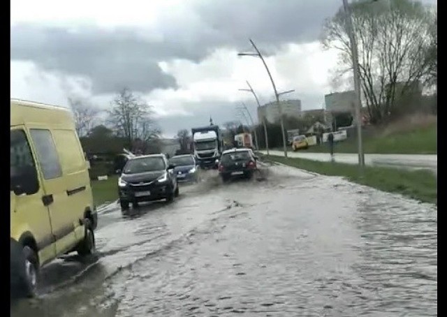 Ulica Witosa po przejściu ulewy nad Nowym Sączem