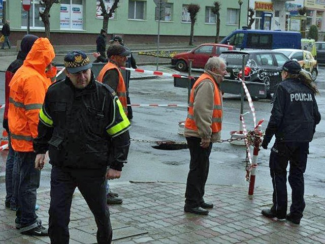 W czasie porannego szczytu komunikacyjnego ruchem drogowym kierowali policjanci. Na miejscu zdarzenia byli też drogowcy i strażnicy miejscy z Przemyśla.