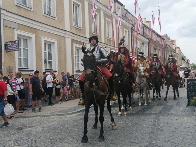 W Sandomierzu zainaugurowano sezon turystyczny. Na Rynek  wjechał Hetman Wielki Koronny Jan Amor Tarnowski.