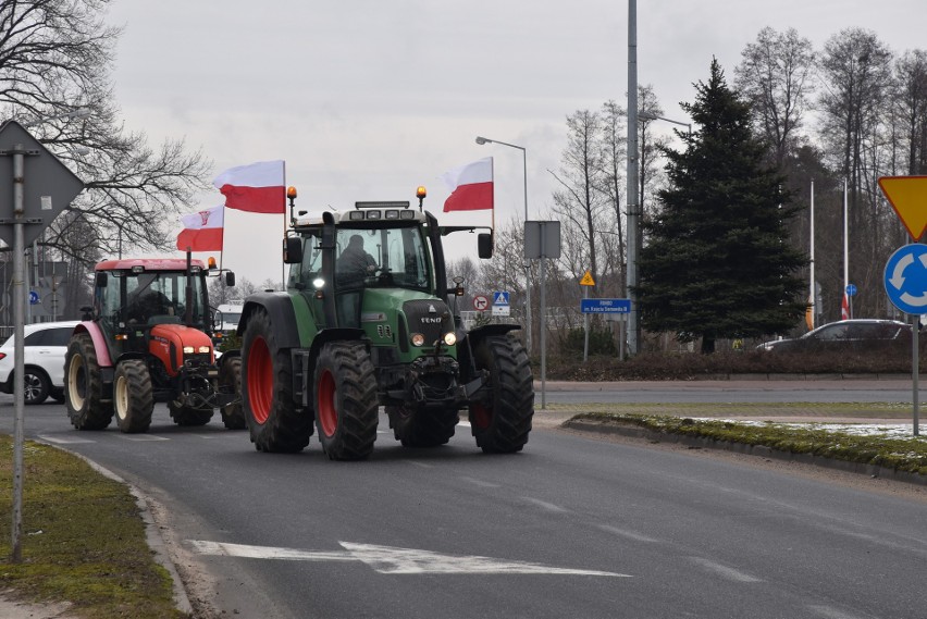 Protest rolników 2024 w Ostrołęce. Rolnicy przemierzali trasę od ronda majora Zygmunta Szendzielarza „Łupaszki” do alei Wojska Polskiego