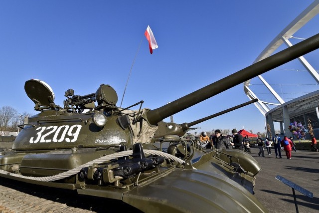 W sobotę 28 maja na wszystkich czekać będzie na Stadionie Śląskim piknik militarny, a o godz. 18 wystąpi zespół Wilki Zobacz kolejne zdjęcia/plansze. Przesuwaj zdjęcia w prawo - naciśnij strzałkę lub przycisk NASTĘPNE