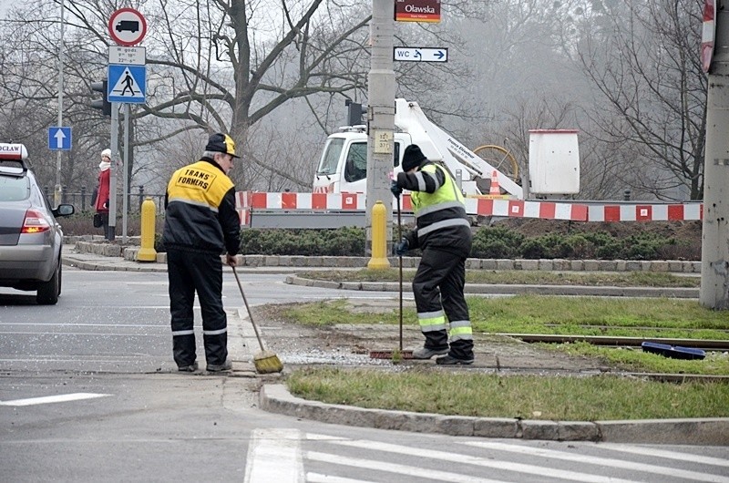 Wrocław: Wykolejenie tramwaju na pl. Dominikańskim (FOTO, OBJAZDY)