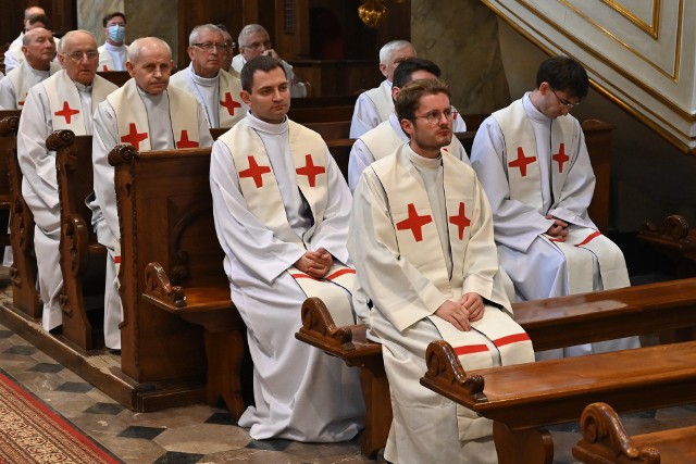 W Święto Jezusa Chrystusa Najwyższego i Wiecznego Kapłana, które w tym roku przypada 27 maja, w Bazylice Katedralnej w Kielcach odbył się Dzień Kapłański. Pasterz Kościoła Kieleckiego biskup Jan Piotrowski zaprosił na nie kapłanów z diecezji kieleckiej. Najpierw odbyła się konferencja, którą wygłosił biskup senior Henryk Tomasik z Radomia. Była też adoracja Najświętszego sakramentu, a później biskup Jan Piotrowski przewodniczył uroczystej mszy świętej, którą koncelebrowali biskupi pomocniczy diecezji kieleckiej - Marian Florczyk i Andrzej kaleta oraz biskup senior diecezji radomskiej Henryk Tomasik. W Eucharystii uczestniczyło wielu kapłanów z diecezji kieleckiej. - Dziś, jak nigdy, potrzeba nam odwagi wiary, która nie jest brawurą, ale świadectwem, że Bóg jest miłością działającą w Chrystusie. Bóg jest obecny w świecie i dla świata. Jest temu światu zawsze potrzebny. Przyszedł do nas w Jezusie Chrystusie, abyśmy mieli życie i mieli je w obfitości - mówił w czasie homilii biskup kielecki Jan Piotrowski.Odniósł się też do pandemii koronawirusa i wynikających z niej obostrzeń, z którymi musiał się też zmierzyć Kościół w Polsce. -Głównym wyzwaniem jest sprostanie obecnym czasom pandemii. Ważnym zadaniem jest postaranie się o to, żeby wierni wrócili do Kościoła, żeby pandemia nie zniweczyła tego, co przez lata wypracowali kapłani - dodał ordynariusz diecezji kieleckiej. Zdjęcia z Dnia Kapłańskiego na kolejnych slajdach.(dor)