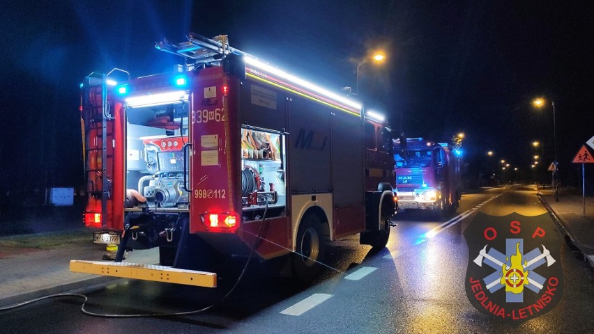 Nocny pożar samochodu w Jedlni-Letnisko, w powiecie radomskim. Na miejscu działały służby 