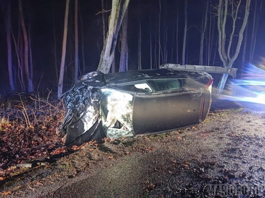 Doszczętnie zniszczony samochód został zabrany przez lawetę.