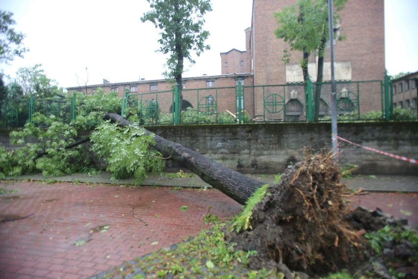 Nad Chorzowem przeszła trąba powietrzna, szkody są też w...