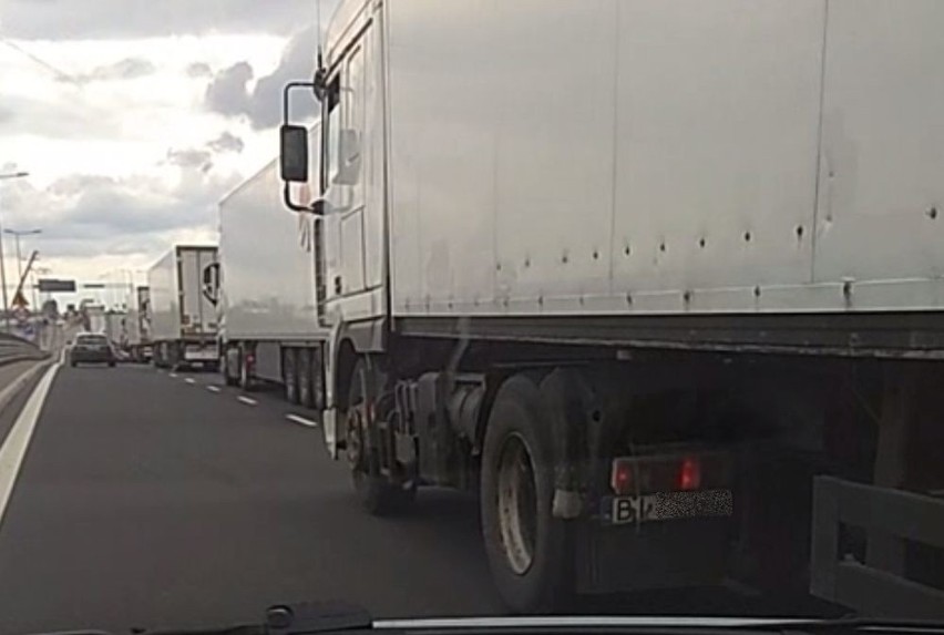 Kierowcy ciężarówek uniemożliwiają wyprzedzanie ich lewym...
