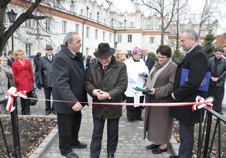 Wstęgę przecinali między innymi starosta Stanisław Masternak...