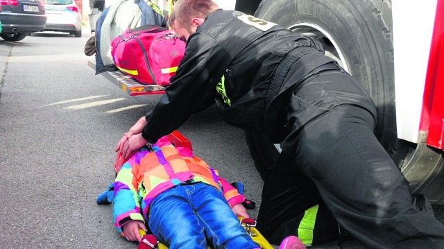 Podczas akcji przysuscy strażacy pokazali dzieciom, jak udzielić pierwszej pomocy w nagłych wypadkach i jak unikać zagrożeń.