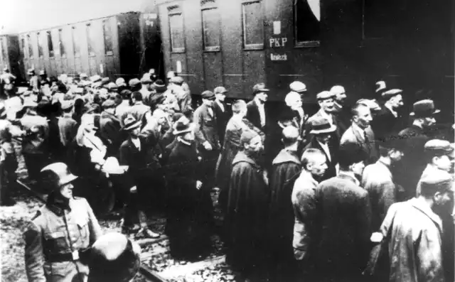 14 czerwca 1940 r. Niemcy skierowali z więzienia w Tarnowie do obozu Auschwitz grupę 728 Polaków. Wśród nich byli żołnierze kampanii wrześniowej, członkowie podziemnych organizacji niepodległościowych, gimnazjaliści i studenci, a także niewielka grupa polskich Żydów