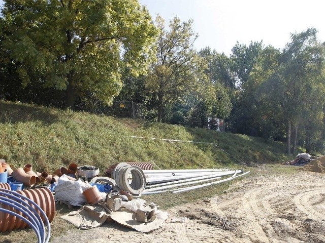 W miejscu starych boisk treningowych trwa już budowa zadaszonej trybuny. Nowe boiska powstaną w miejscu widocznego na zdjęciu nasypu.