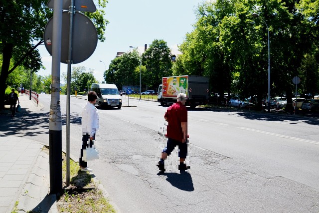 Do lekkomyślnego zachowania pieszych doszło w poniedziałek, 21 maja na ulicy Wyszyńskiego w Zielonej Górze. Mężczyzna i kobieta postanowili nie korzystać z przejścia dla pieszych i przedostać się na drugą stronę jezdni między jadącymi samochodami. O sprawie poinformował nasz Czytelnik.Do tego niebezpiecznego zdarzenia doszło po godzinie 12 na wysokości Parku Tysiąclecia. Na zdjęciach przesłanych przez jednego z naszych internautów widać, jak mężczyzna i kobieta nie zważając na swoje i innych bezpieczeństwo, podejmują lekkomyślną decyzją o przejściu przez ulicę Ludwika Waryńskiego, nie korzystając z bezpiecznych pasów. Fotografie przedstawiają zarówno próbę, w tym przypadku szczęśliwą, przekroczenia jezdni przez kobietę i mężczyznę oraz jadące samochody. Nierozsądni piesi swoim zachowaniem zmuszali kierowców do zatrzymywania się. - Jechałem akurat z Lidla w kierunku ulicy Podgórnej, gdzie mieszkam. Czegoś takiego jeszcze nie widziałem. Nawet nie wiem, jak to skomentować. Żałuję, że nie mam kamerki w samochodzie. Od razu poszedłbym z tym na policję - mówi pan Marcin, który był świadkiem zajścia. Przypomnijmy, że na ulicy, o której mowa często dochodzi do potrąceń z udziałem pieszych. Niepokojący jest też fakt, że większość tego typu wypadków ma miejsce w terenie zabudowanym. Takie nieuważne zachowania nie polepszają tych statystyk. Brak wyobraźni w tym przypadku może skutkować poważnymi obrażeniami ciała, a nawet śmiercią. Pieszy z samochodem nie ma żadnych szans. Niestety nie wszyscy o tym pamiętają... Zobacz również: Potrącenie kobiety na przejściu dla pieszychPrzeczytaj też:   44-letni kierowca jechał busem pod prąd drogą S3, bo… nawigacja go tak poprowadziła