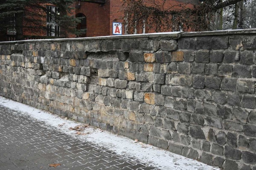 Mieszkańców Poznania niepokoi stan muru, który znajduje się...