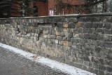 Poznań: Kruszejący mur przy szpitalu na Przybyszewskiego niepokoi mieszkańców [ZDJĘCIA]