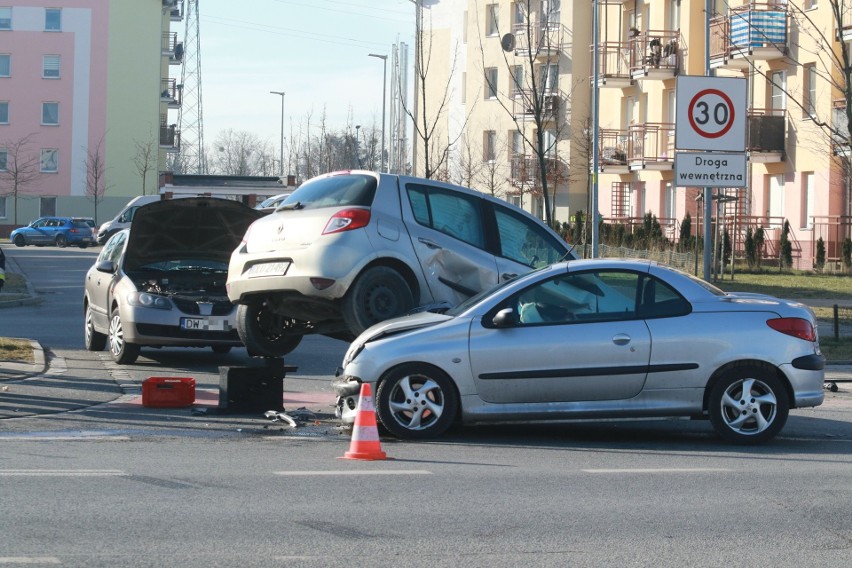 Wypadek na Stabłowicach. Jedno auto wjechało na drugie (ZDJĘCIA)