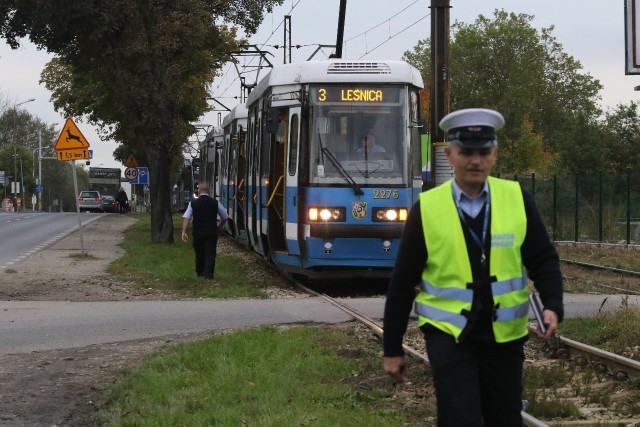 Przed godziną 17 na ulicy Kosmonautów, przed skrzyżowaniem z Mieroszowską zapalił się tramwaj jadący w stronę Leśnicy.