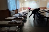 Uchodźcy z Ukrainy będą mogli znaleźć schronienie w remizie w Woli Wiśniowej. Miejsca przygotowane Zobacz zdjęcia