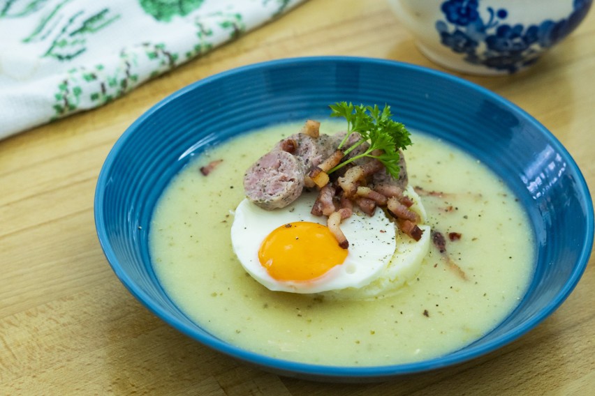 Żurek na zakwasie z Twojego Marketu na puree ziemniaczanym z jajkiem i chrupiącym boczkiem