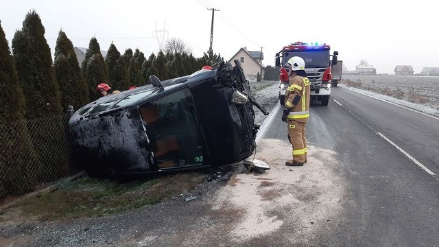 W środę rano (11 grudnia) na drodze powiatowej w Ludzisku (gmina Janikowo) doszło do wypadku. - Samochód osobowy marki Opel wypadł z drogi i dachował - relacjonują strażacy z OSP Janikowo.Jak informuje asp. szt. Izabella Drobniecka, do zdarzenia doszło przed godziną 8. Opel meriva w trakcie wyprzedzania pojazdu na śliskiej nawierzchni zjechał na pobocze, uderzył w ogrodzenie posesji i dachował.Za kierownicą auta siedziała 18-letnia kobieta. Na szczęście nic poważnego się jej nie stało. Za spowodowanie kolizji została ukarana mandatem i punktami karnymi.