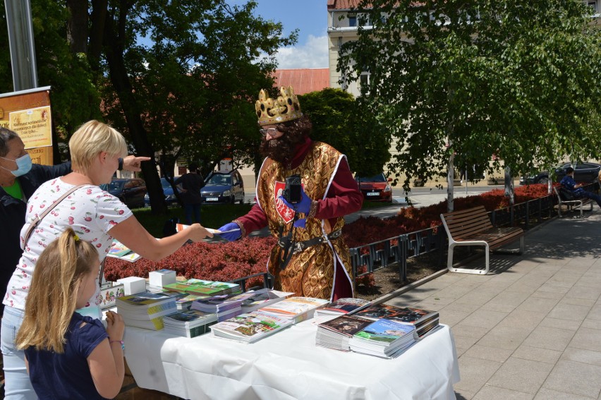 Skawina. Każdy dorosły ma w sobie trochę dziecka. Też należą się im prezenty. Skawinianie dostawali książki i figurki z balonów. 