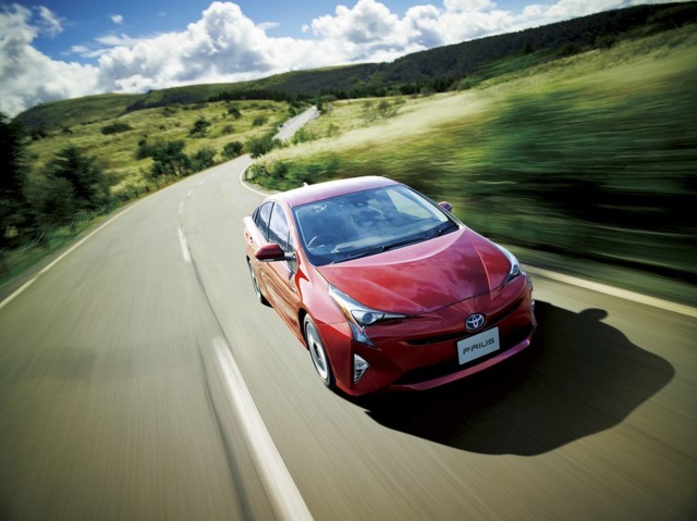 Toyota Prius W jeździe miejskiej uzyskano wynik 1,7 l/100 km, poza miastem 3,9 l/100 km, zaś na autostradzie 5,4 l/100 km. Średnia emisja spalin w całym teście wyniosła 113 g/km.Fot. Toyota