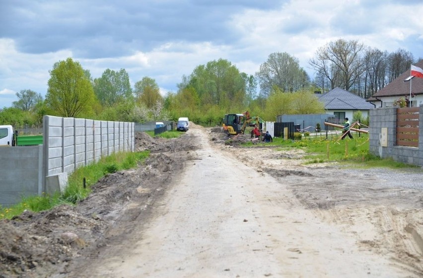 Budowa dróg na osiedlu Krakowskim oraz na osiedlu w rejonie ulicy Zrębińskiej w Połańcu. Zobaczcie na zdjęcia co zrobiona